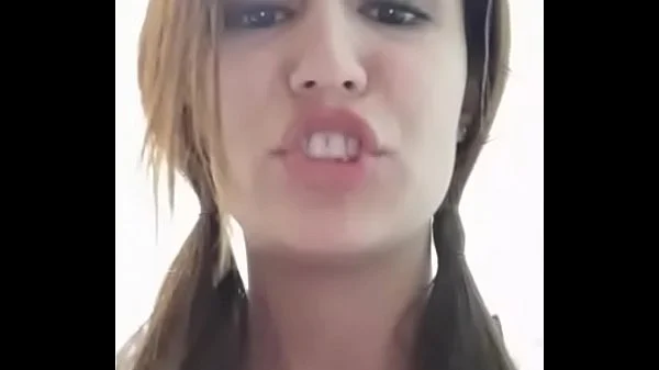 Latina fitness se corre en baño de gym
