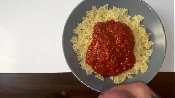 JE MANGE LES PATES AU SPERME DE MON HOMME ET J'ADORE CA !