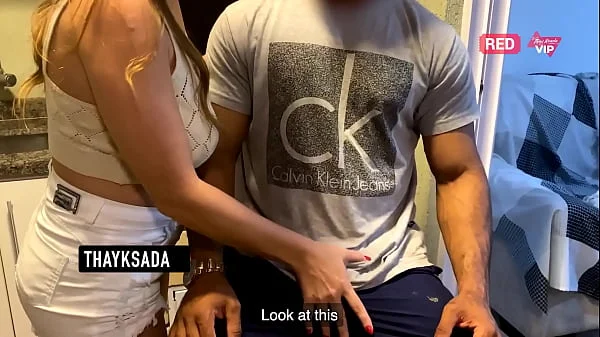Esposa gostosa dando para um amigo dotado na frente do marido corno