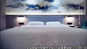 探花牛仔背带裤长相甜美美女，沙发脱衣调情再到床上玩，苗条身材舔弄扛退猛操