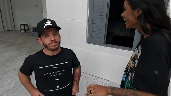 Jasmine seduz anão e leva para o abate