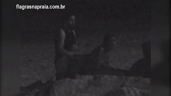 Filmei um casal fazendo sexo na praia a noite. Um segurança botou eles pra correr