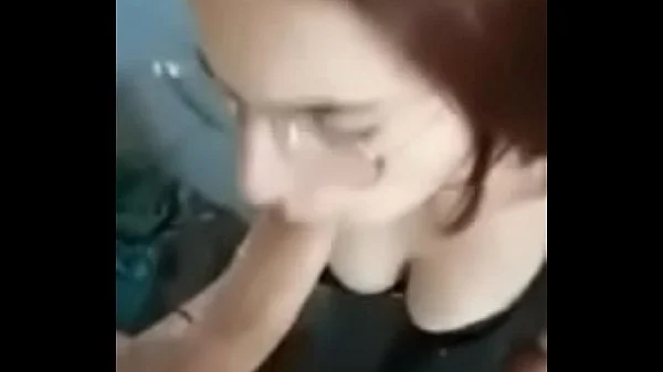 Sandra me la chupa hasta acabar en su voca