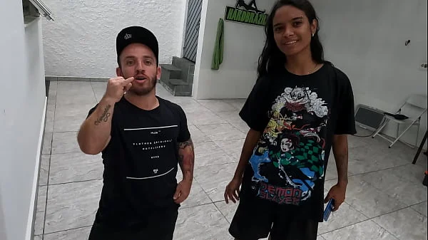 Pitoco chegou junto da ninfeta e quer meter o ferro