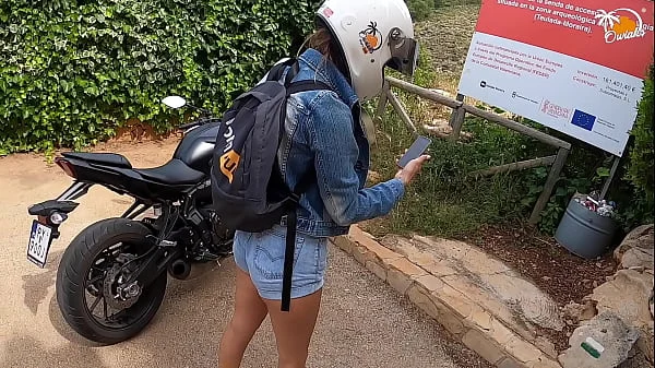 Spontaneous blowjob at the viewpoint! This is how to tour foreign countries