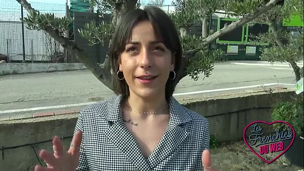 Manéa et Mélia s'éclatent entre elles et avec une bite