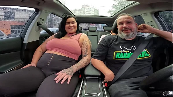 Alessandra Lopes com sua bunda imensa faz sua estreia nas ruas da cidade dando aquela mamada