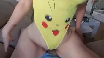 La pikachu baila chupa y folla y lo goza rico