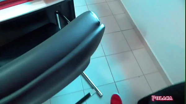 Boy me pegou de jeito no escritório me colocou para chupar gostoso e encheu minha boca de leite.