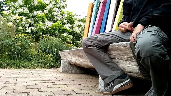 MILF makes me cum on a park bench at the risk of being seen