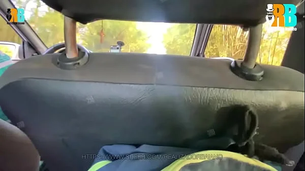 Pegando carona com colega casada da faculdade, Hotwife batendo punheta pro comedor na frente do motorista do aplicativo - Completo XvideosRed