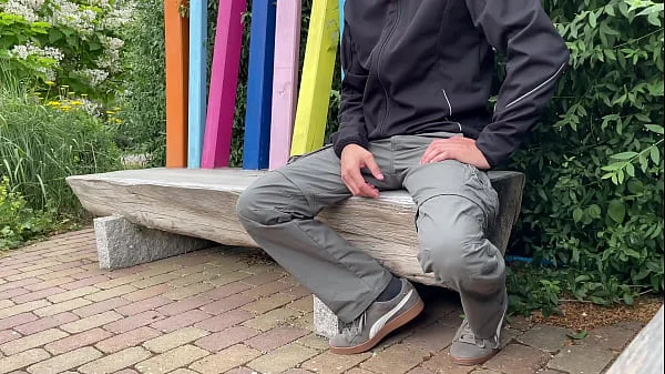 Sexy unfamiliar MILF let me cum in the park on a bench