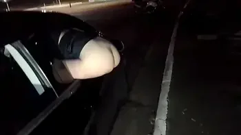 Esposa bunda de fora para estranhos meterem nela em público!