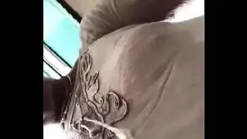 Oma harige kut onder jurk