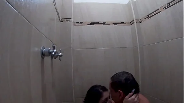 Me vengo varias veces mientras me coje mi novio cuando me estoy bañando