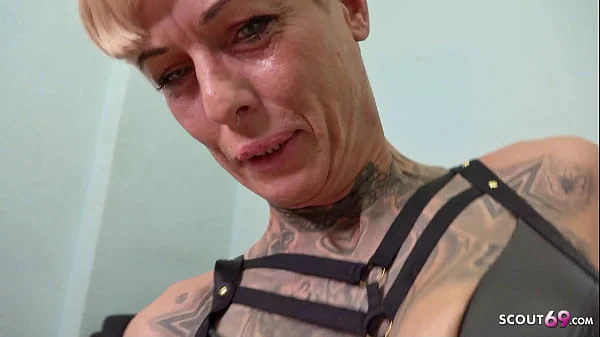 Versauter privater Sex mit reifer deutschen Tattoo Bitch Vicky Hundt