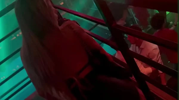 Loira gostosa fica excitada no meio da balada.