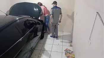 Patroa e cliente ficou com tesão na oficina do mecânico tarado!