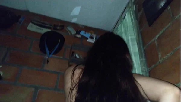 Hermanastra cachonda acaricia mi pene y luego se sienta en el para cabalgarme como sexy vaquera, Video real casero