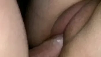 Follando chica Colombiana de 18 años mientras estaba acostada - CREAMPIE