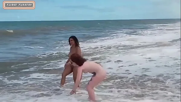 Fizemos sexo com estranho na praia ele deixou nós duas toda fodida