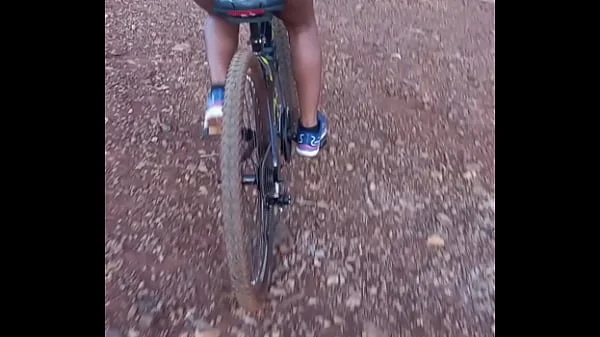 Israelense foi flagrada andando de bicicleta pelada no interior do Brasil danu sua bunda