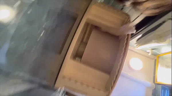 Grabo a la puta rubia del trabajo masturbándose en el baño.