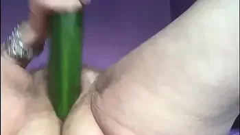 Oma neukt kut met komkommer