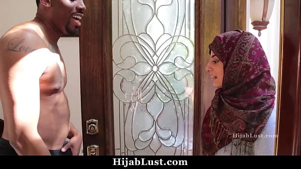 Perv Guy Helps New Hijab Neighbor to The Neighborhood - Hijablust