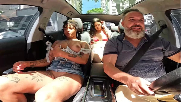 Novinha de 18 anos da bunda gigante estreia nas ruas de Copacana no Rio de Janeiro na carona - Larissa Giulia