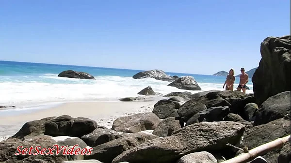 Trailer. BlondeLiberal foi com o amigo carioca Rafil na praia de nudismo do Rio, e claro, ele fodeu ela lá mesmo