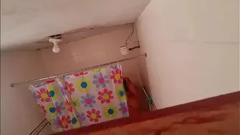 Espiando a la amiga de mi esposa de vacaciones