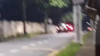 Punheta arriscada no ponto de ônibus ao lado de uma desconhecida linda e ?