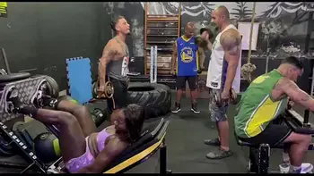 1 É BOM 4 E BEM MELHOR A PRETA GOSTOSA NAO RESISTIU OS 4 MAROMBAS DA ACADEMIA E DEU CUZINHO EA BUCETINHA