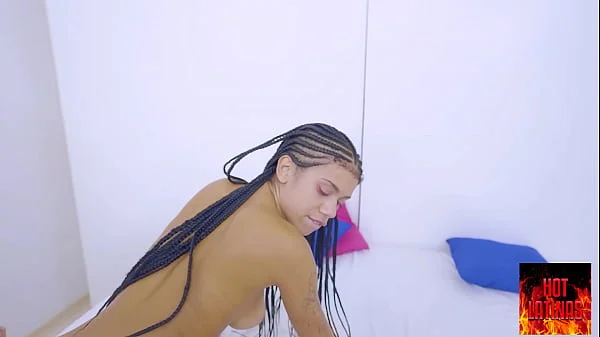 Arrebentando a bunda da ninfetinha e fazendo ela gozar gostoso