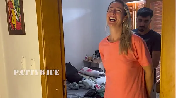 O dotado de 23cm arregaçou meu cu, na cama do Corno