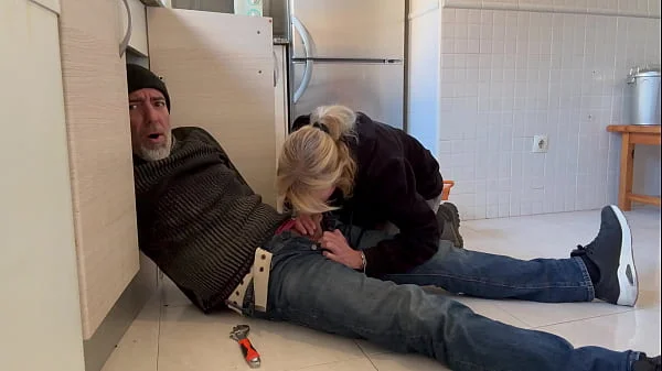 HOT WIFE BLOWJOB TO THE PLUMBER IN THE KITCHEN WITH CUM IN MOUNTH
