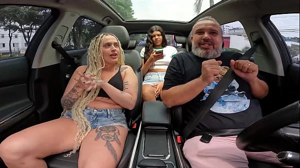 Ela está fazendo sua estreia na carona e já leva uma chupada no posto de gasolina