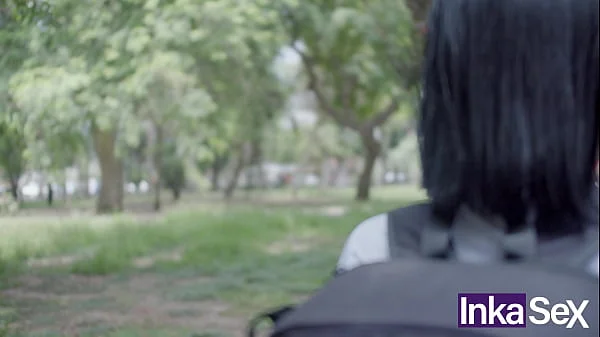 Tímida colegiala de 18 años culona no va a clases y es pillada por desconocido de verga enorme.