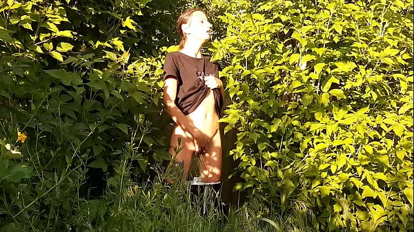 Risky public female masturbation in nature - Girls fly orgasm