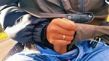 HOTWIFE Safada bateu uma na estrada até gozar!!! QUASE FOMOS PEGOS / Naughty HOTWIFE jerked off on the road until she cum!! WE ALMOST GOT CAUGHT.