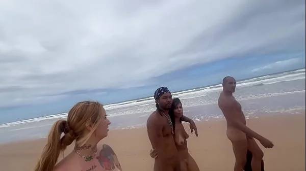 Fui com minha amiga da a bucetinha em uma praia de nudismo para os pirocudos