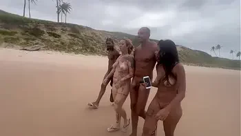 Fui com minha amiga da a bucetinha em uma praia de nudismo para os pirocudos