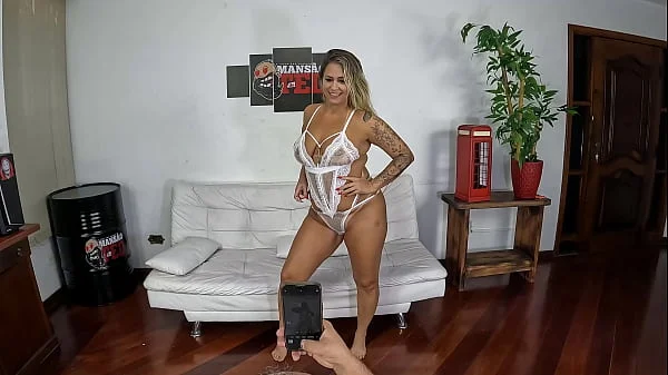 A grande estreia de Kristal Stefanini com seu rabo gigante