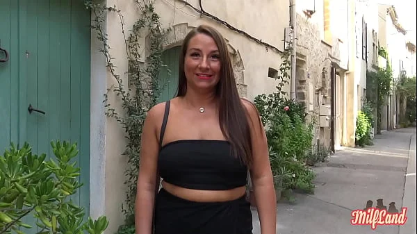 Mila et Angelina, deux belles coquines qui s'amusent Part 1
