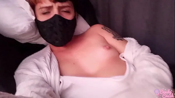 Garota safadinha, pelada se masturbando no ônibus de viagem