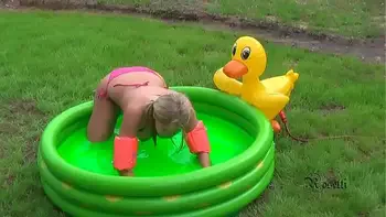 Perverses Teeny im Gummi Planschbecken - Piss und Blasaction