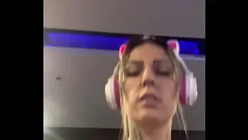 Nossa eu de sutiã treinando na academia e toda suada e louca de tesão ! Chega escorreu pela bucetinha lisinha e suada .