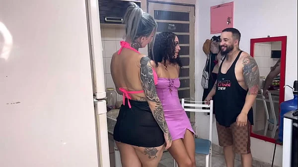 A vizinha fofoqueira e curiosa venho pedir açúcar de madrugada pra ser fundida e chupada com vontade! (Diz ela meu marido não me fode a muito tempo ).