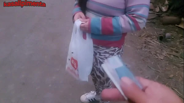 transando com uma gostosa de uma comunidade sem camisinha, por algumas notas, safado goza até no cuzinho dela!